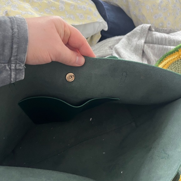 Green pleather tote bag, tassel on one side - Picture 3 of 3